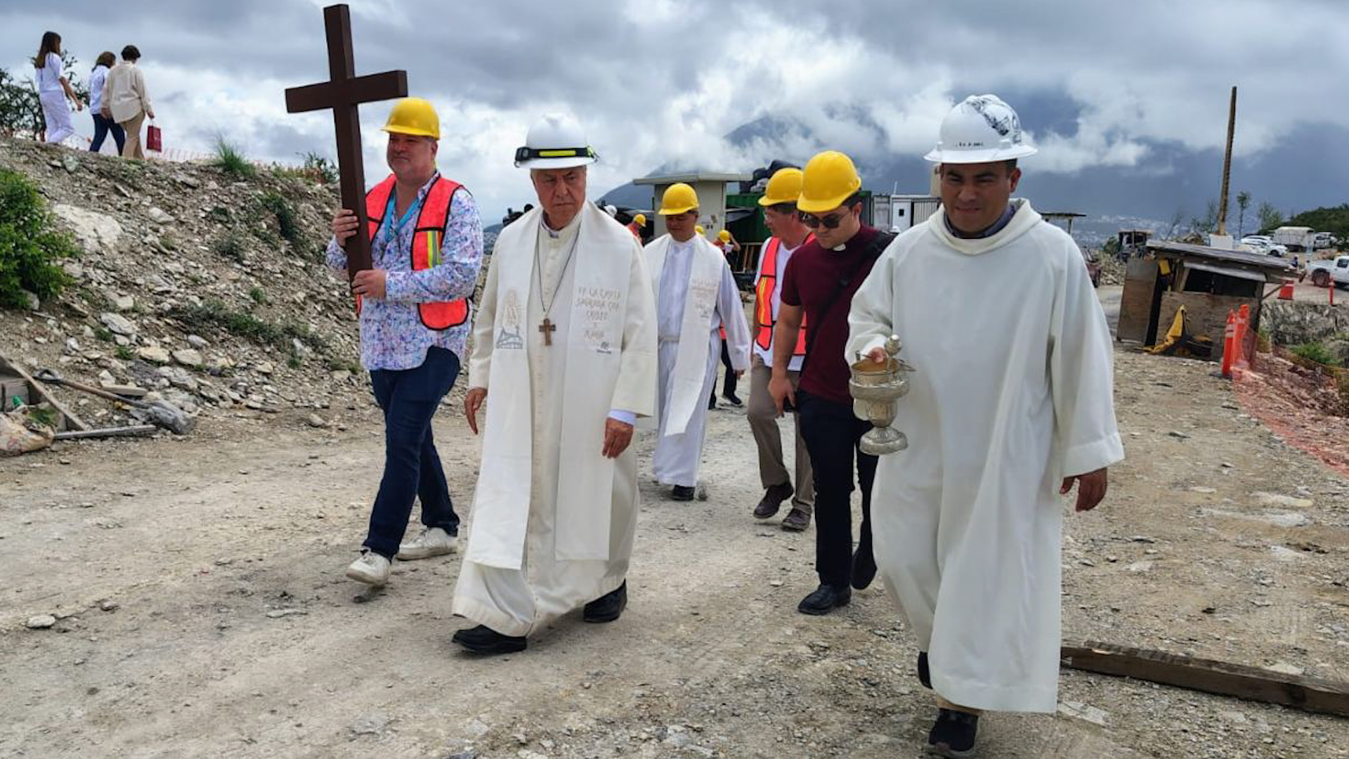 Fue consagrado el sexto pilote de la Cruz de la Misericordia en la colonia Independencia, que será la más alta del mundo con 170 metros.