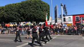 El desfile no solo es militar; se entrelaza con lo cívico, lo educativo y lo artístico con participación de escuelas, cuerpos de seguridad, y ciudadanoS.