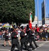 El desfile no solo es militar; se entrelaza con lo cívico, lo educativo y lo artístico con participación de escuelas, cuerpos de seguridad, y ciudadanoS.