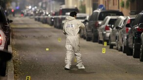 Una anciana murió en Milán tras ser golpeada por su vecino, quien intentó suicidarse lanzándose desde un cuarto piso. Él enfrenta cargos.