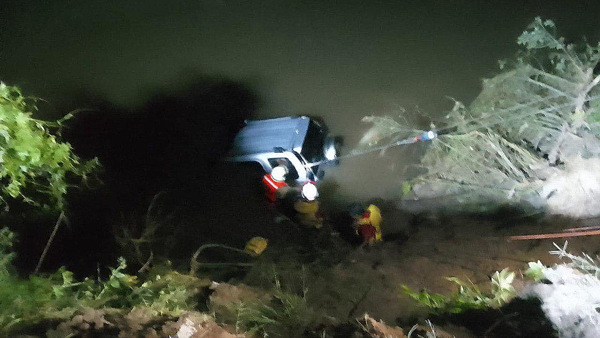 Una volcadura en una carretera de Jalisco deja tres víctimas, una madre y sus hijas. Autoridades investigan las causas del trágico accidente.