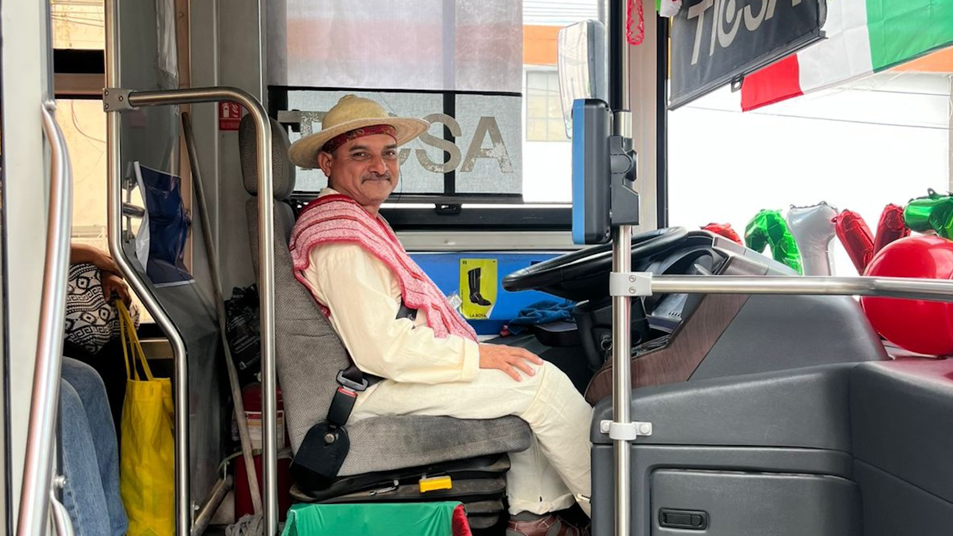 La Ruta 38 en Monterrey se transformó en un camión patrio con música, banderas y globos gracias a la creatividad de su chofer, Edgar Díaz.