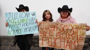 jóvenes con pancartas en un concierto