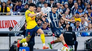 Kevin Álvarez peleando una jugada con Gerardo Arteaga en la Final de vuelta del Apertura 2024.