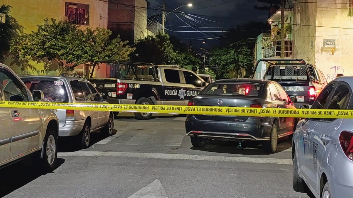 Una mujer fue encontrada muerta con múltiples heridas cerca del comedor de su casa en Guadalajara; Fiscalía investiga bajo protocolo de feminicidio.