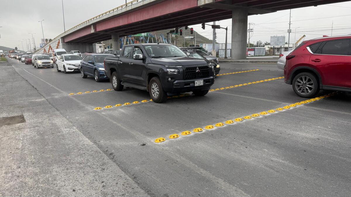 Muchos automovilistas reportaron retrasos de hasta 20 minutos a sus lugares de destino debido a la instalación de estas boyas.
