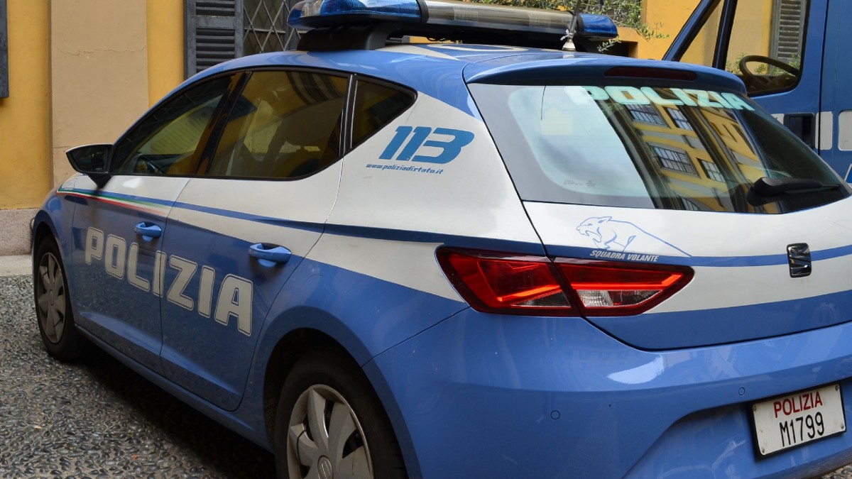 Una anciana murió en Milán tras ser golpeada por su vecino, quien intentó suicidarse lanzándose desde un cuarto piso. Él enfrenta cargos.