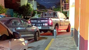 Una mujer fue encontrada muerta con múltiples heridas cerca del comedor de su casa en Guadalajara; Fiscalía investiga bajo protocolo de feminicidio.