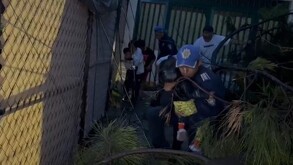 Tras el reporte de la caída de un árbol de más de 20 metros sobre un hogar de Iztapalapa, policías capitalinos llegaron al lugar para hacer el rescate.