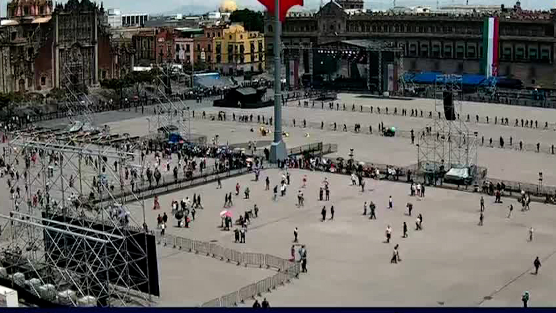 Desde tempranas horas, capitalinos y personas de otros estados llegan a la explanada del Zócalo para presenciar el grito.