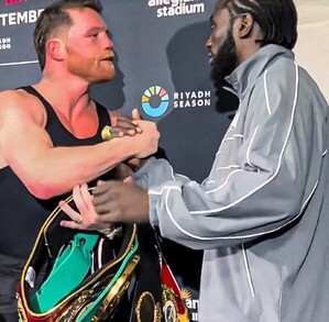 Saúl Álvarez perdió sus cuatro cinturones del peso supermediano frente a Terence Crawford, sin embargo, éste se los regresó.