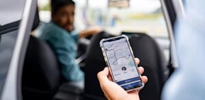 Mujer enojada con Uber por no traer aire acondicionado en Monterrey