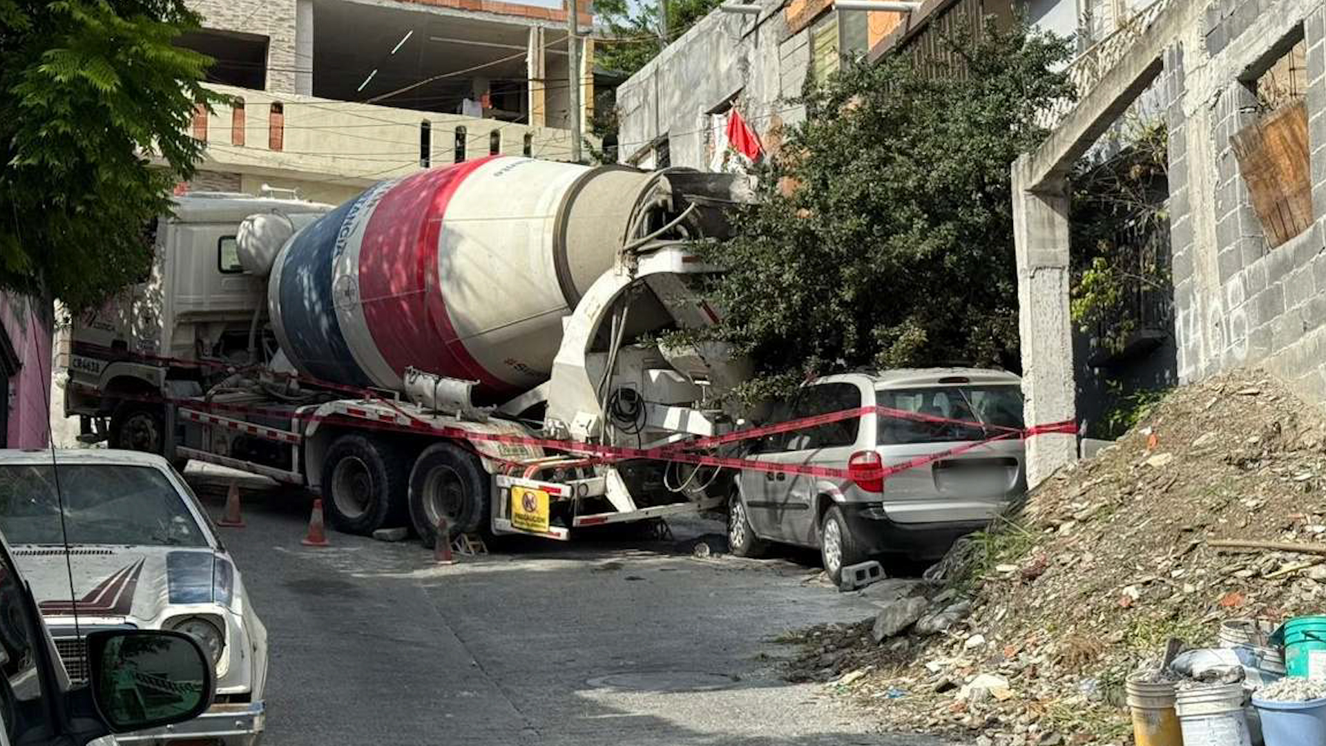 El vehículo pesado se atoró desde la tarde del lunes 15 de septiembre, mientras las autoridades municipales mantienen bajo resguardo la zona.