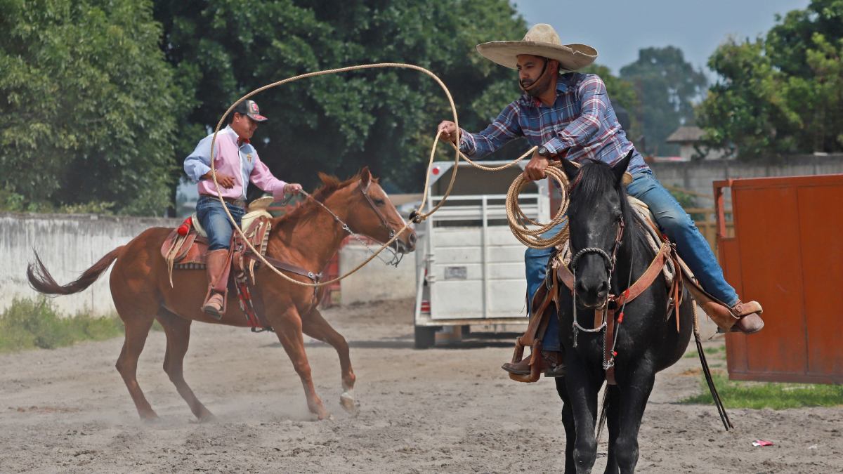 charros mexicanos montando a caballo