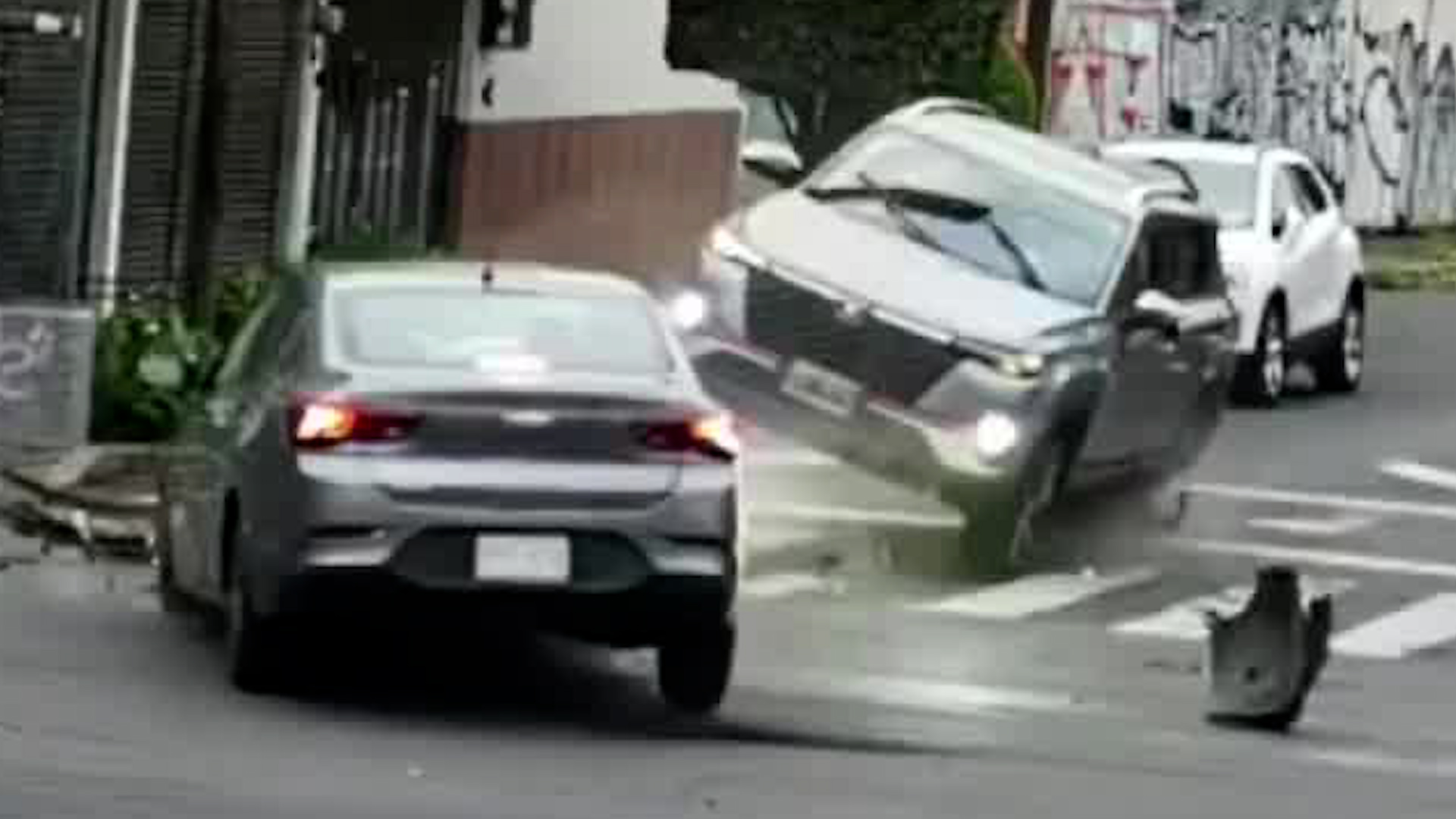 En el cruce de Eje 1 Oriente y Playa Encantada, un automovilista ignoró la señal de alto de un semáforo, provocando una colisión con otro conductor.