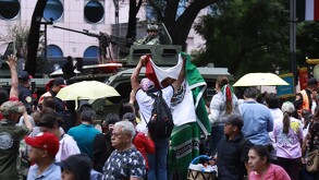 La mamá del niño al que el militar le regaló su gorra expresó emoción, pues este acto significa que los hacen sentir parte del desfile.