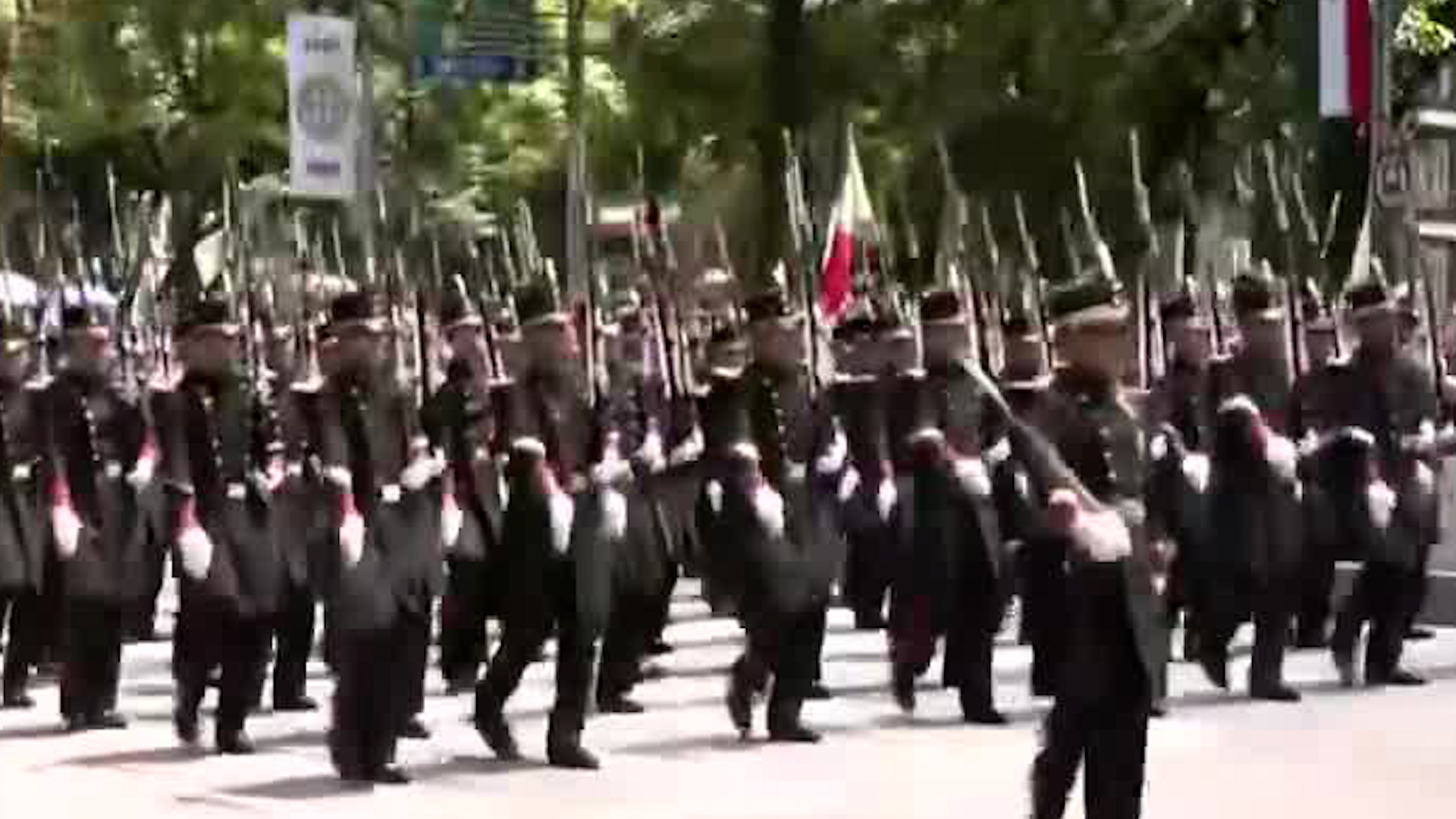 Miles de asistentes llegan a la capital del país para ver a familiares y amigos en el Desfile Cívico Militar.