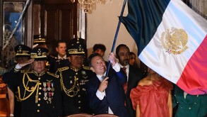 Ciudadanos llegan a donde se realizarán los festejos patrios en Guadalajara