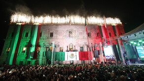 Tras el grito, el gobernador Manolo Jiménez tocó en tres ocasiones la réplica de la Campana de Dolores y luego ondeó la bandera nacional.