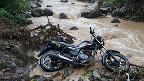 Un joven de 17 años fue hallado sin vida en Puerto Vallarta tras ser arrastrado por la corriente; su familia continuó la búsqueda pese a autoridades.