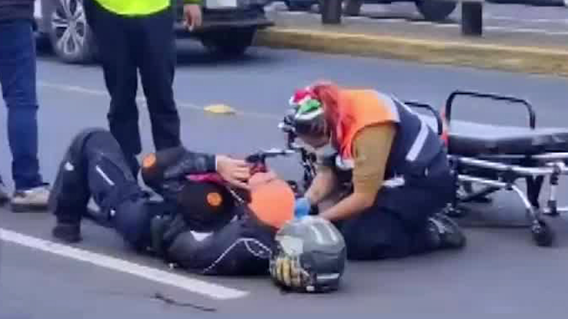 El motociclista de 30 años, fue trasladado a un hospital por paramédicos de la alcaldía Miguel Hidalgo por una fractura expuesta.