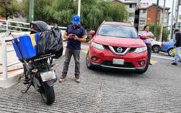 El choque entre una camioneta y una motocicleta sobre la avenida Paseo de los Leones en Monterrey dejó a una mujer lesionada en la zona Cumbres.