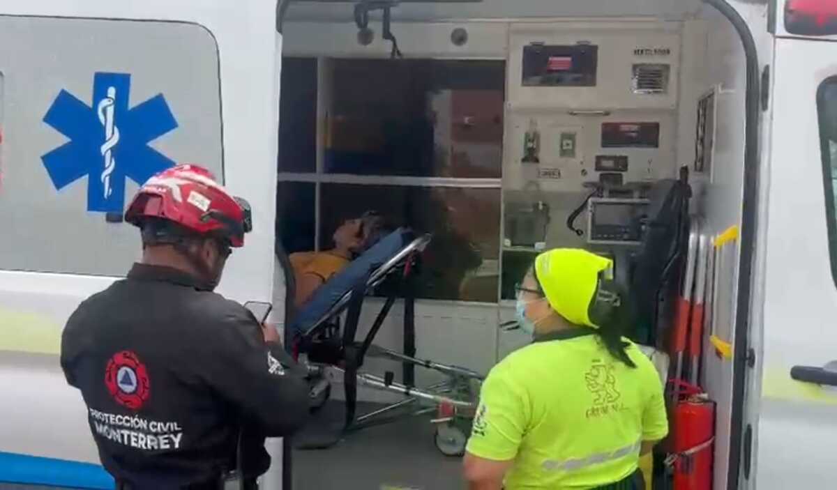 El choque entre una camioneta y una motocicleta sobre la avenida Paseo de los Leones en Monterrey dejó a una mujer lesionada en la zona Cumbres.