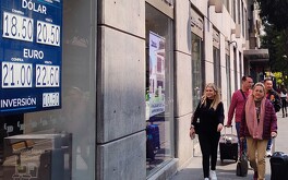 El valor del peso frente al dólar varía diariamente.