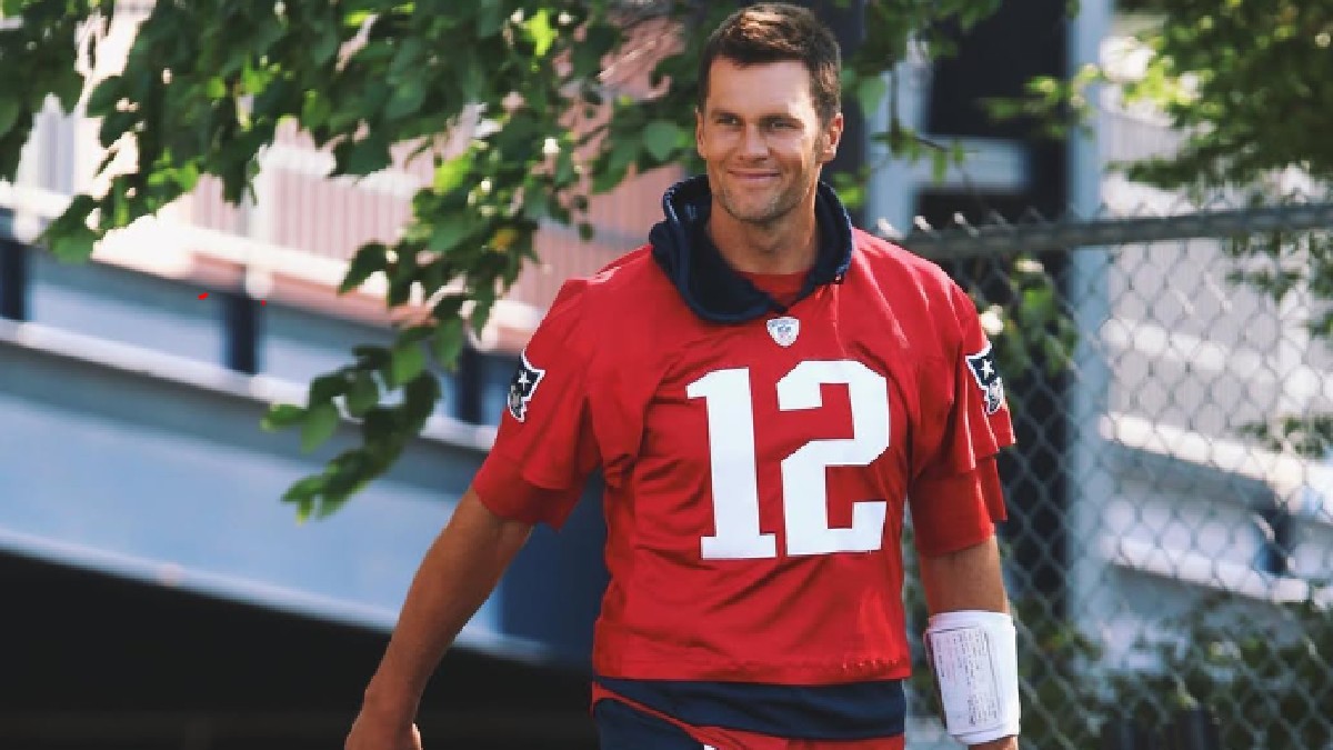 La National Football League (NFL) ha informado que Tom Brady tiene prohibido asistir a los entrenamientos de los equipos, una medida que genera debate