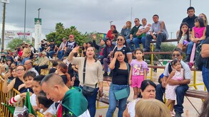 El tradicional recorrido, que contó con la presencia de autoridades de los tres órdenes de gobierno, vio marchar a miembros del Ejército Mexicano