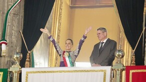 on un vestido morado y gestos históricos, Sheinbaum dio un Grito que reafirmó el papel de las mujeres en la historia