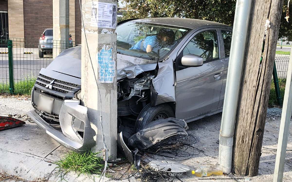 Un automóvil compacto chocó contra una parada de camión en el municipio de Apodaca, Nuevo León, sobre el bulevar Julián Treviño Elizondo.