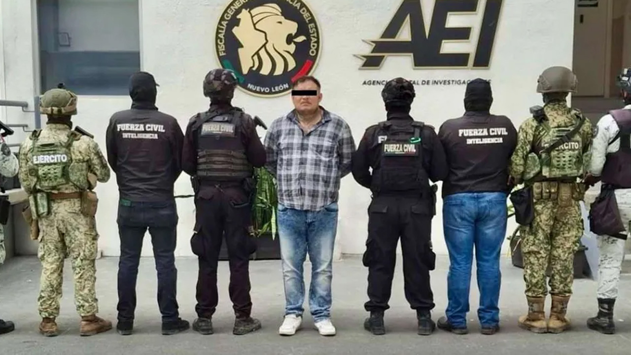 Fuerza Civil detuvo en Escobedo a José Vicente “N”, de 37 años, quien portaba armas de alto poder, cartuchos, droga y equipo táctico.