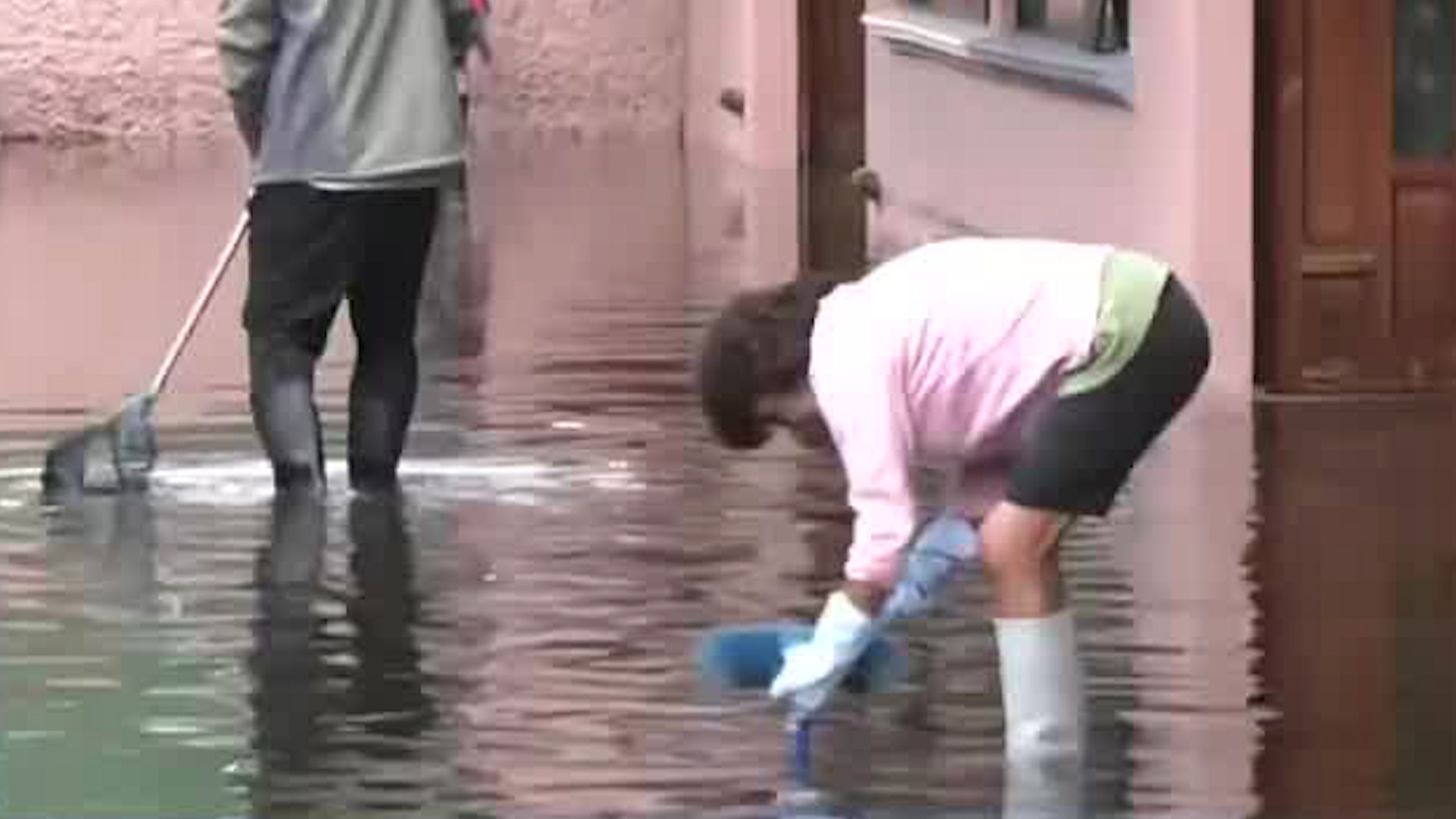 Condominios de la colonia Granjas Coapa quedaron inundadas tras las fuertes lluvias que comenzaron desde las seis de la tarde.