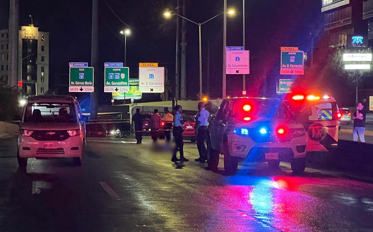 Un motociclista murió luego de derrapar por una fuga de aguas residuales sobre la avenida Lázaro Cárdenas, en el municipio de San Pedro Garza García.