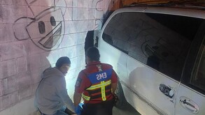 Los paramédicos trasladaron en código rojo al niño al Hospital Materno Infantil, en donde se debate entre la vida y la muerte.