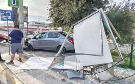 Un automóvil compacto chocó contra una parada de camión en el municipio de Apodaca, Nuevo León, sobre el bulevar Julián Treviño Elizondo.