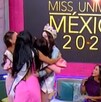 Tras el rechazo que enfrentó en su coronación, Fátima Bosch se emocionó al reencontrarse con algunas concursantes que finalmente la abrazaron.