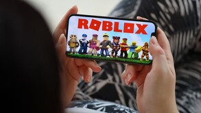 Madre demanda a Discord y Roblox por la muerte de su hijo, manipulado por un usuario. Exige responsabilidad ante los peligros en línea para menores.
