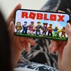 Madre demanda a Discord y Roblox por la muerte de su hijo, manipulado por un usuario. Exige responsabilidad ante los peligros en línea para menores.