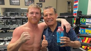 Julio César Chávez elogió la destacada carrera de Saúl Álvarez, sin embargo, considera que ya han sido muchos años boxeando, lo que le ha generado cansancio.