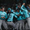 Sultanes Femenil jugando en un partido de softbol dentro del Walmart Park.