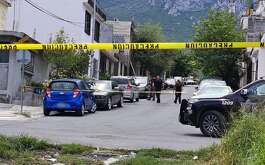 Un hombre fue asesinado a balazos afuera de una secundaria en el municipio de Santa Catarina, Nuevo León, en la colonia Lomas Altas.