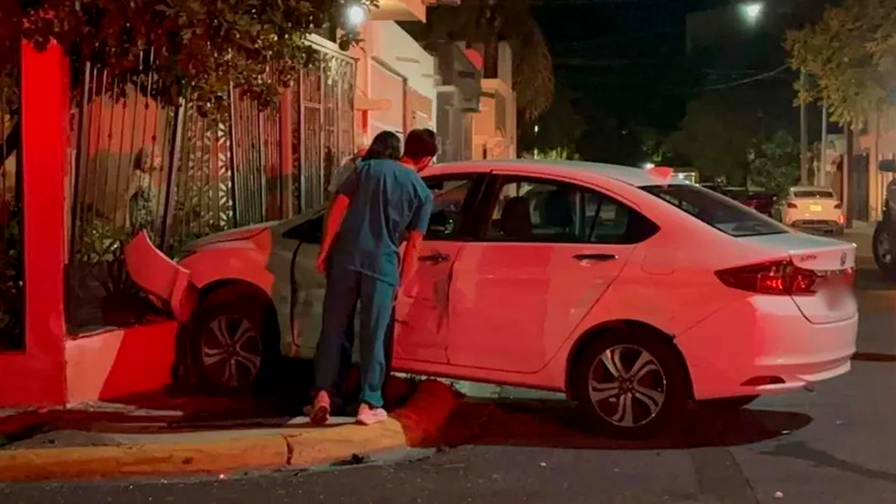 Un accidente vial que dejo algunos daños materiales, movilizó a los cuerpos de rescate durante la noche del miércoles 17 de septiembre en Monterrey.