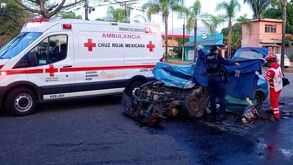 Tragedia vial en Córdoba. Un autobús chocó contra un auto familiar, dejando a una pareja fallecida y a su hija de 10 años grave. La familia iba a la escuela.