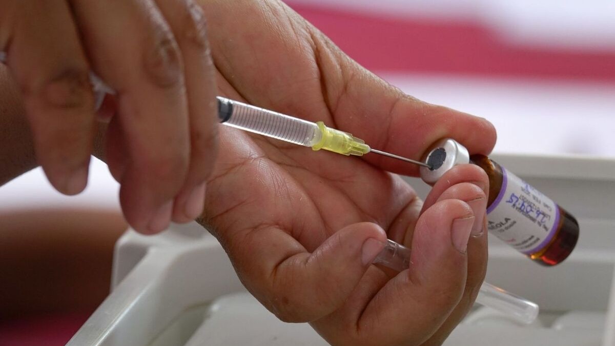 Las autoridades insisten en la importancia de presentar la Cartilla Nacional de Salud para un adecuado registro de las vacunas.
