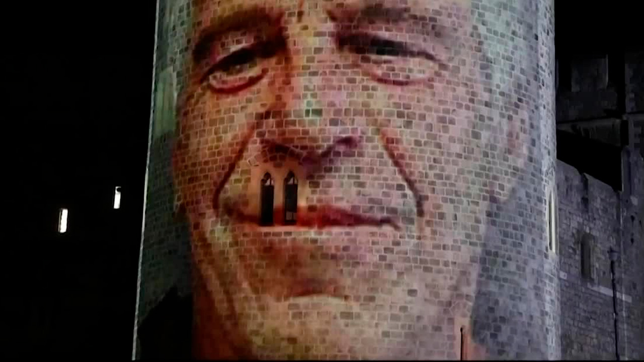 Durante su visita al castillo de Windsor en Reino Unido, Donald Trump fue blanco de una protesta que proyectó imágenes de él junto a Jeffrey Epstein.