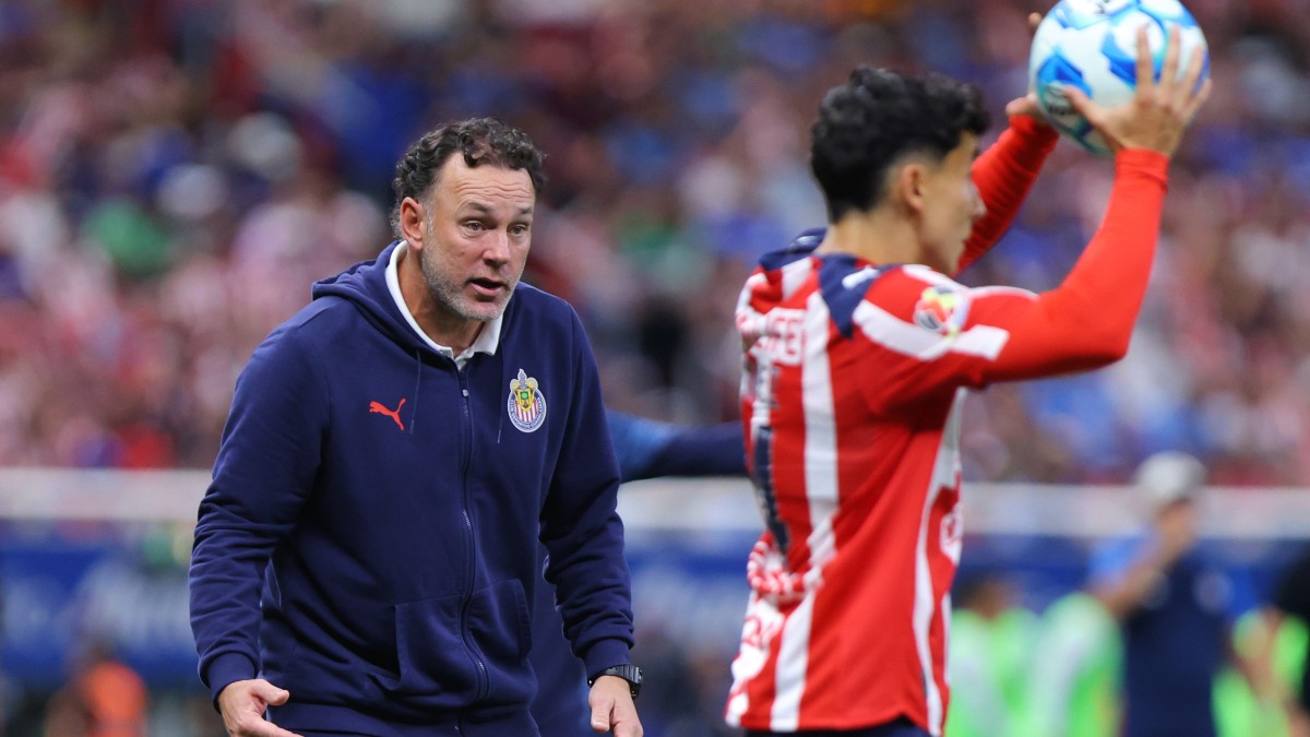 Gabriel Milito en un partido como entrenador de Chivas en el Apertura 2025.