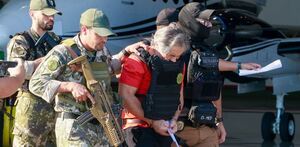 hernán bermúdez siendo escoltado en un avión