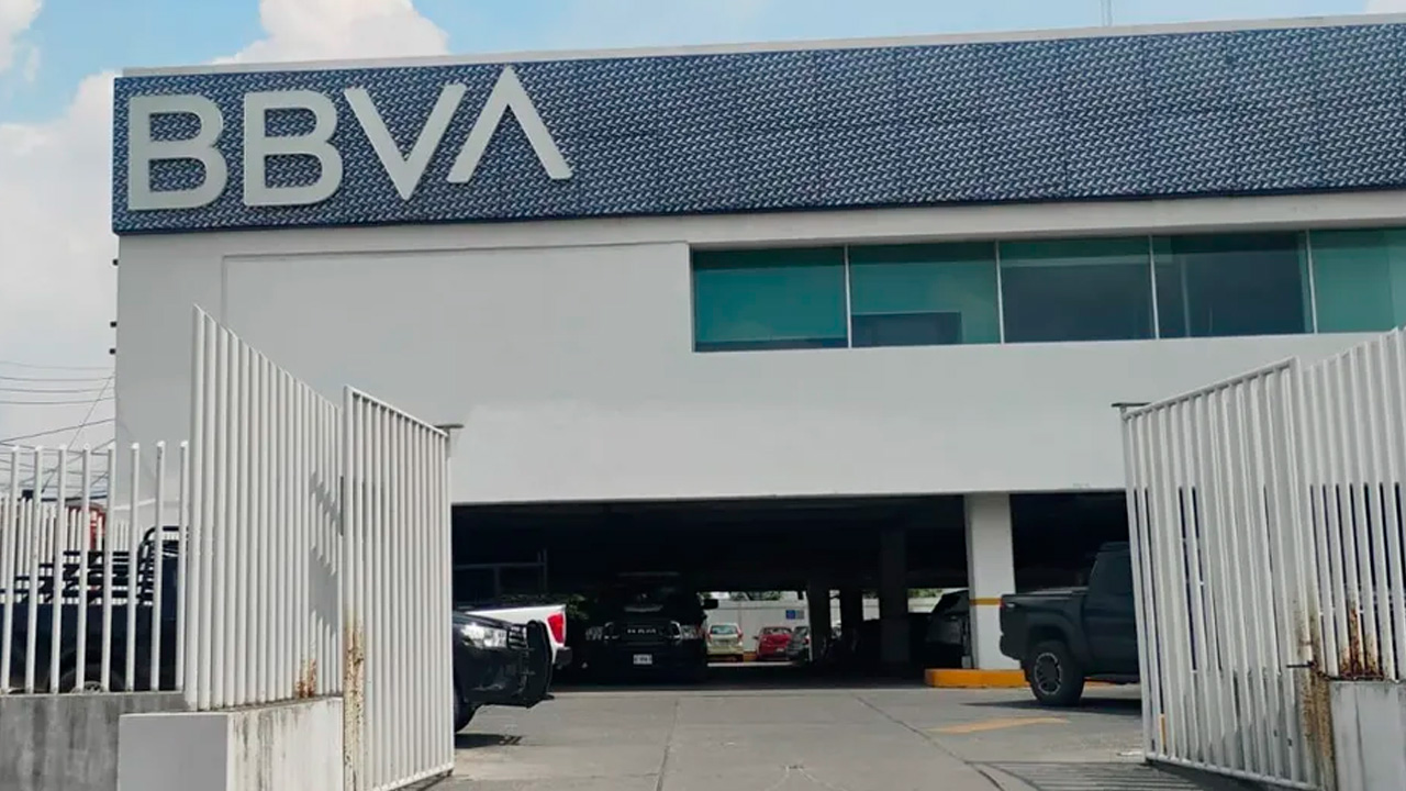 Un hombre fue despojado de casi 2 millones de pesos por asaltantes armados en la sucursal BBVA de la colonia La Fuente en Guadalupe, Nuevo León.